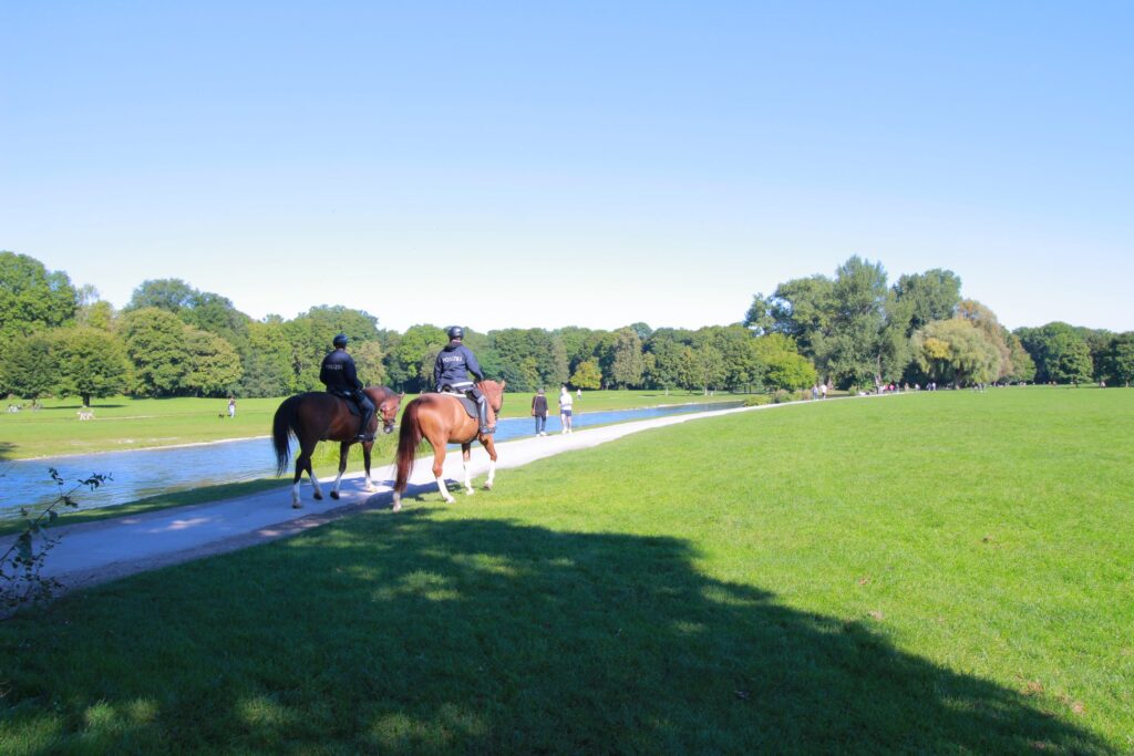 イギリス庭園。騎馬警官が巡回する