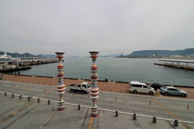 右手に見える屋根型の島が屋島。高松港にて。
