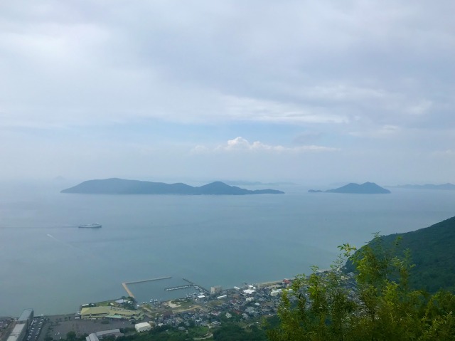 展望台からの眺め。天気がよければもっと美しいです。