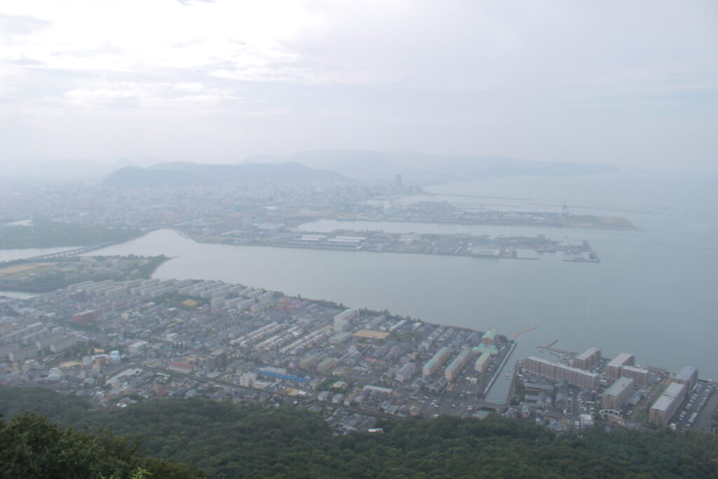 高松港側の景色。