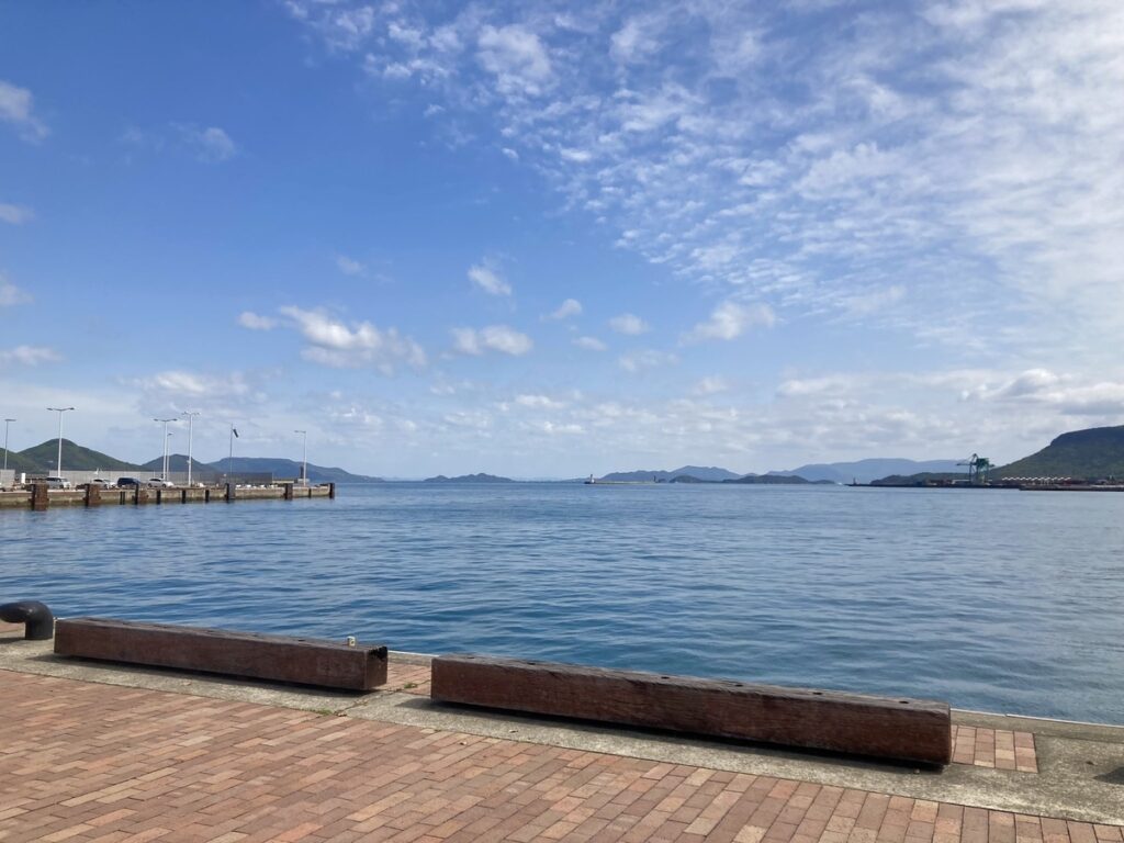 高松港。桟橋で魚釣りもできるよ。