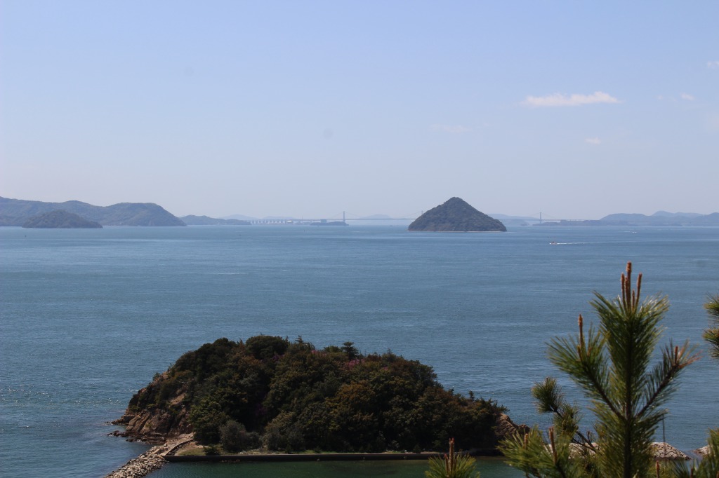 おにぎり型の島の向こうに瀬戸大橋が見える