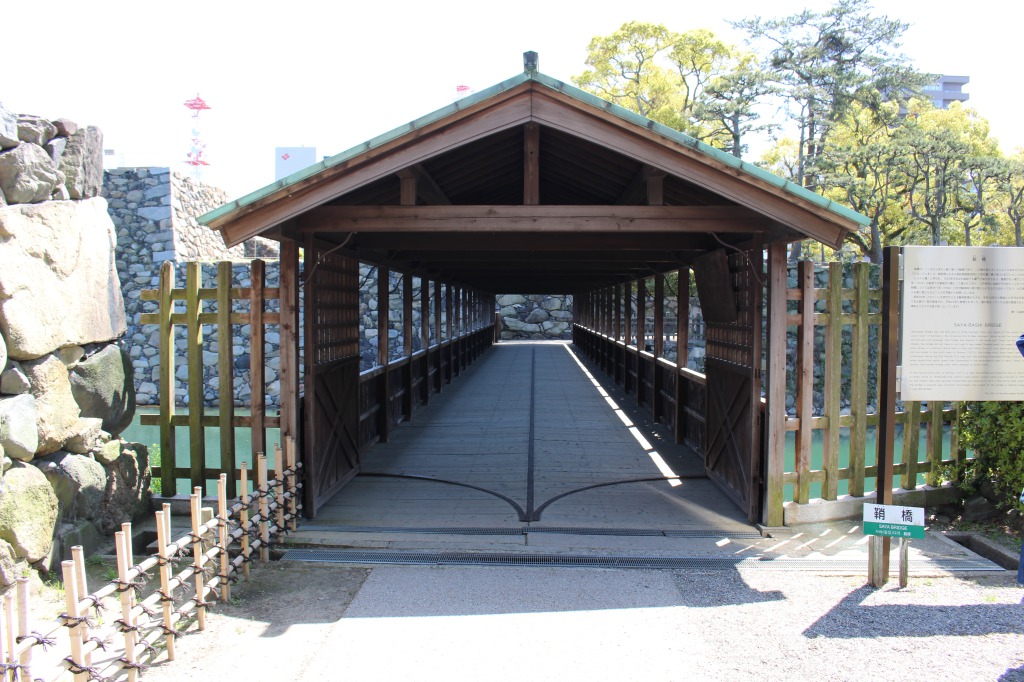 屋根付きの橋