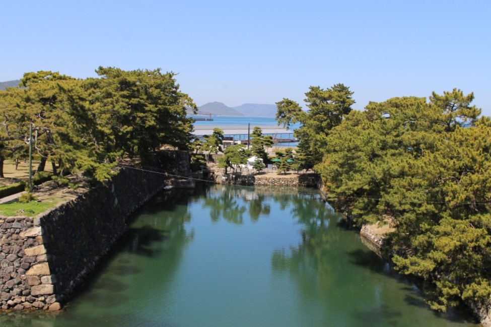 本丸跡からの眺め。奥に見える青は瀬戸内海