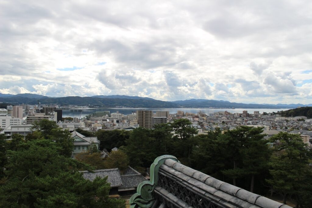 天守閣5階からの眺め。宍道湖が見える。