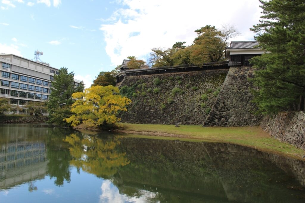 城のまわりの堀。少し葉が色づいている