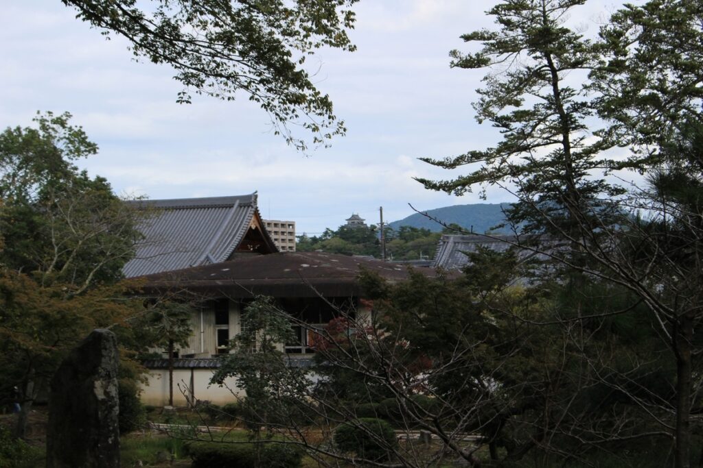 初代藩主のお墓からは、松江城が見えるようになっている