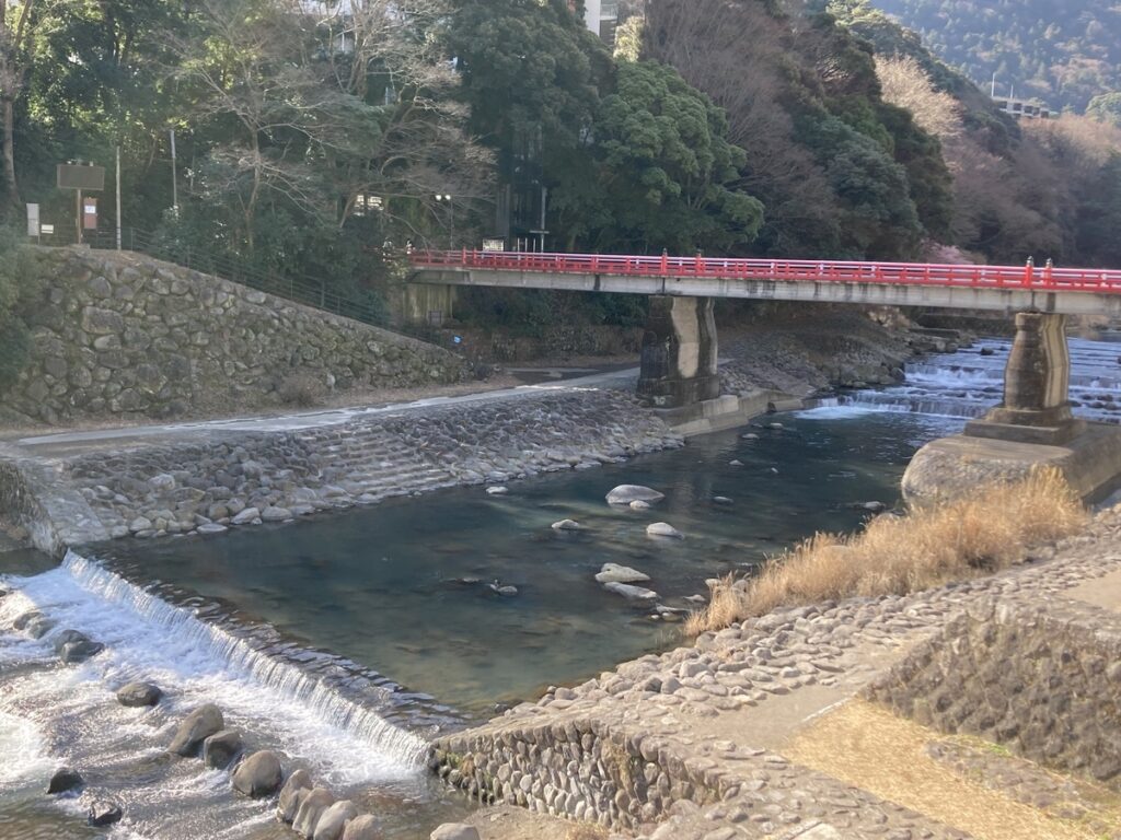 箱根湯本駅の脇を流れる川。箱根にきた感が高まる。