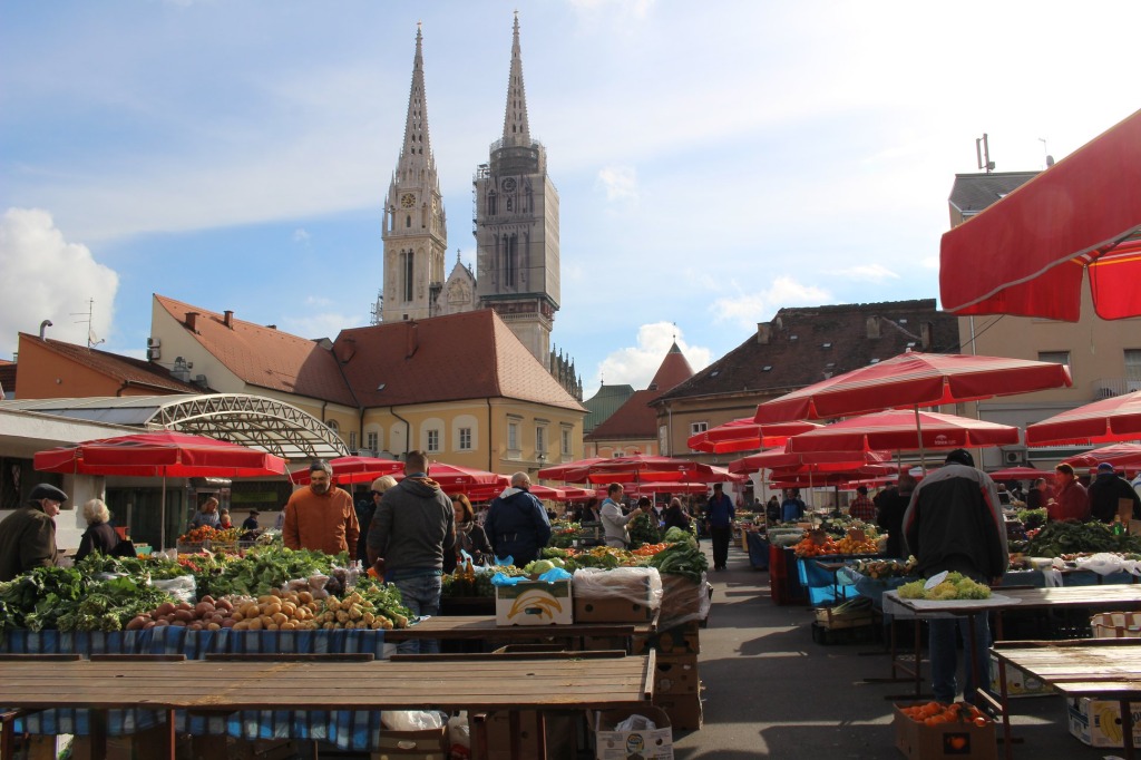 ドラツ市場。ザグレブ旧市街の広場で開かれている。